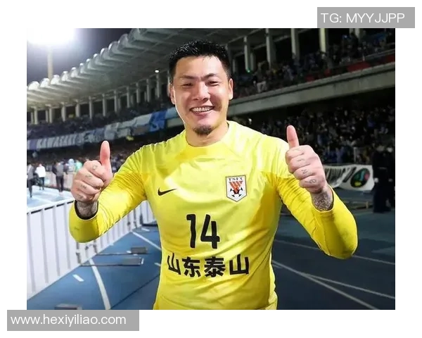 杨旭足球明星儿子成长记：从小球场到未来的足球希望之星